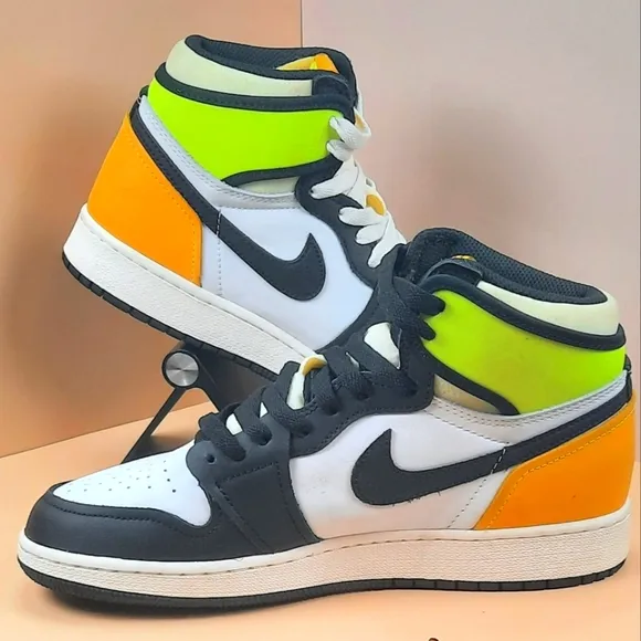 Jordan 1 Retro High 'White Black Volt University Gold (GS)