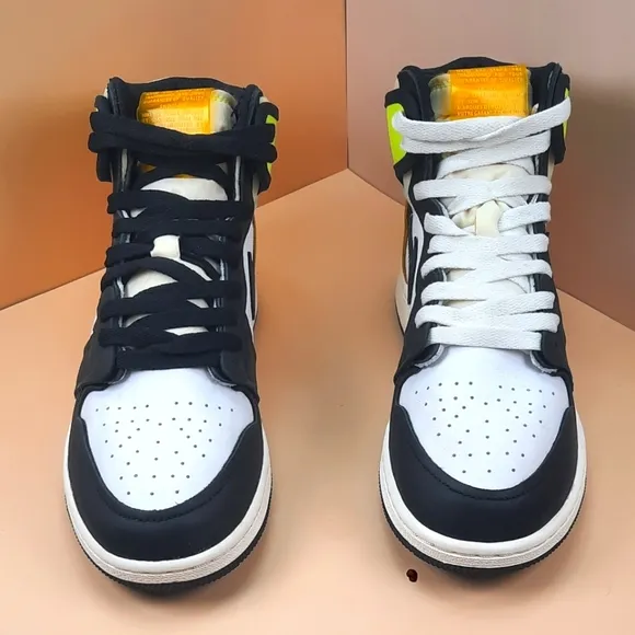 Jordan 1 Retro High 'White Black Volt University Gold (GS)