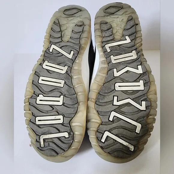 🏀Jordan 11 Retro Boys High Cool Grey Sneakers High Top Grey/White Shoes, sz 3Y