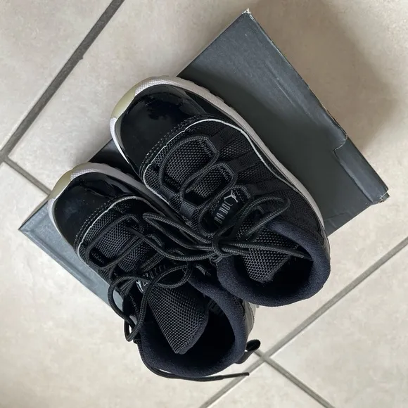 Jordan Black Sneakers Classic High-Top Design