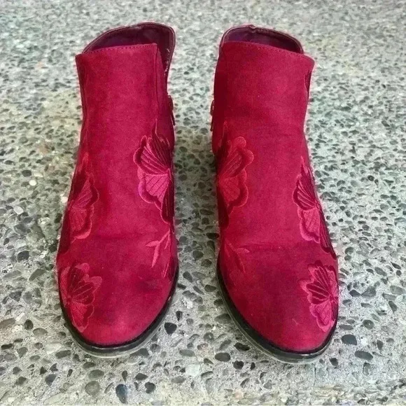 Journey Collection Tabitha Ankle Boots Wmn 8 Red Embroidered Faux Suede Fashion
