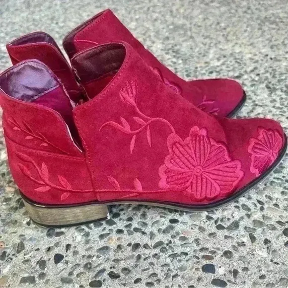 Journey Collection Tabitha Ankle Boots Wmn 8 Red Embroidered Faux Suede Fashion