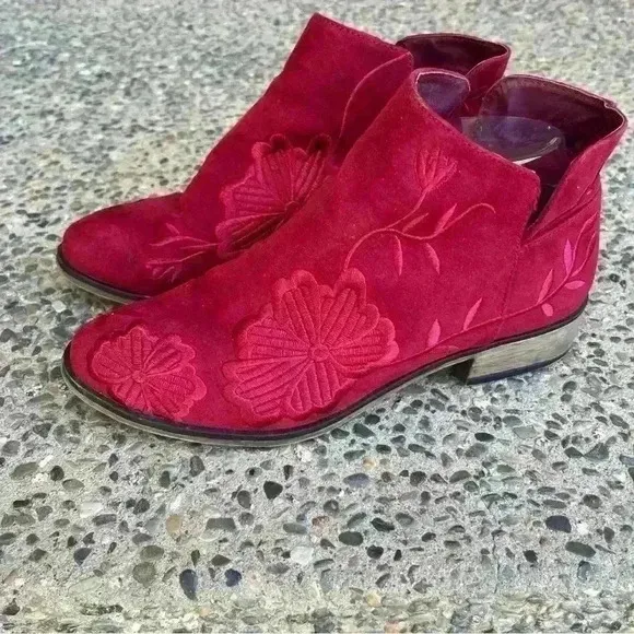 Journey Collection Tabitha Ankle Boots Wmn 8 Red Embroidered Faux Suede Fashion