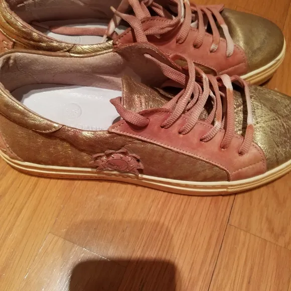 Karma of charms shoes like new