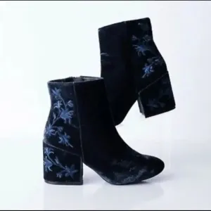 Kenneth Cole Renna Velvet Spring Whimsical Floral Chic Embroidered Boots Blue