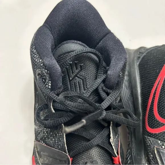 Kyrie Irving Nike Mid Top Shoes 6 Y