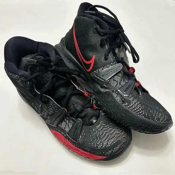 Kyrie Irving Nike Mid Top Shoes 6 Y