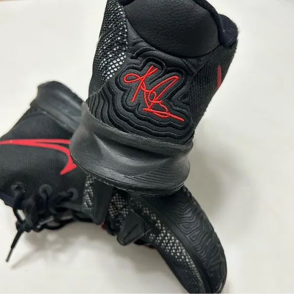 Kyrie Irving Nike Mid Top Shoes 6 Y