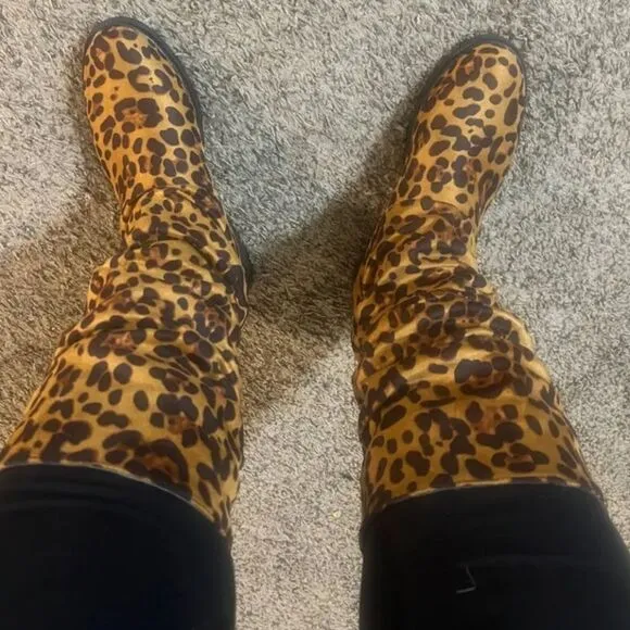 Ladies leopard print boots sz 8.5