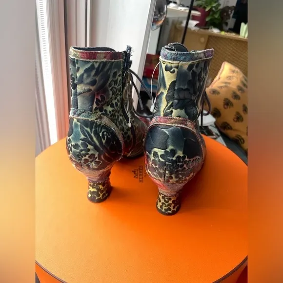 L’artiste by spring step hand painted concert bootie boots floral size 37 7