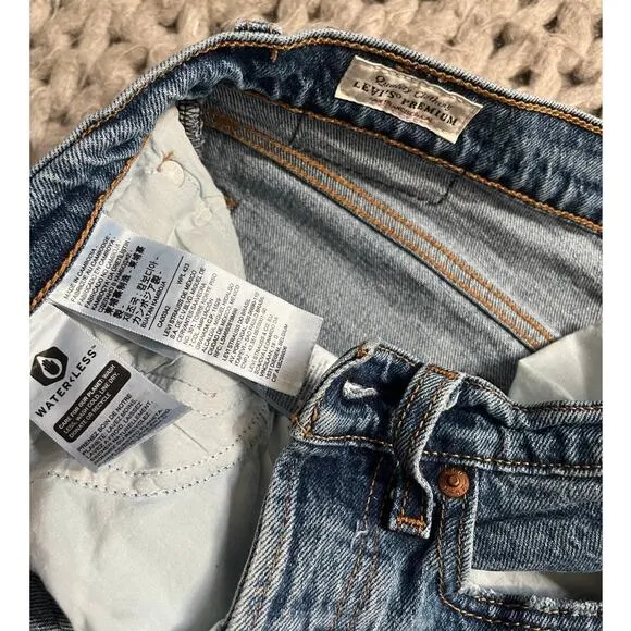 Levi's wedgie straight button fly size 27