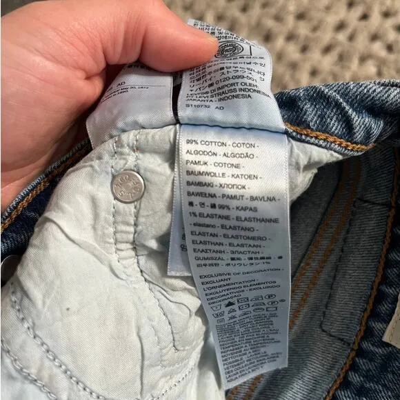 Levi's wedgie straight button fly size 27