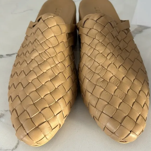 LIBERTE Bondi Woven Mules Slip On Tan - Cream SIZE 7 Like New