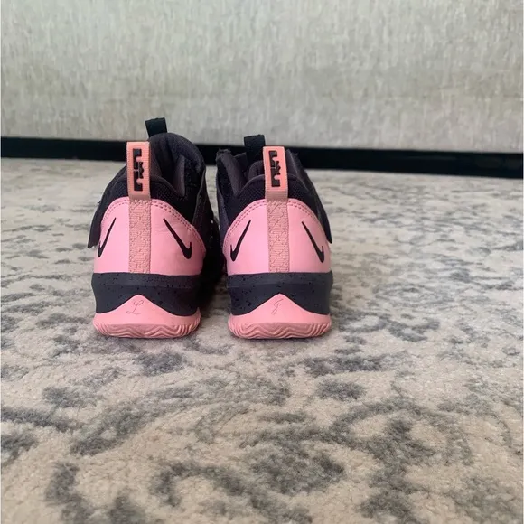 LJ Lebron James Soldier 13 Mid top Basketball Black/Pink Youth 1.5