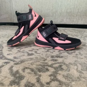 LJ Lebron James Soldier 13 Mid top Basketball Black/Pink Youth 1.5