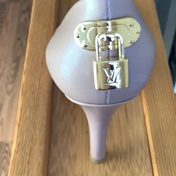 Louis Vuitton Classic Heels  &quot;OH REALLY&quot; Pumps with Padlock EUC 37