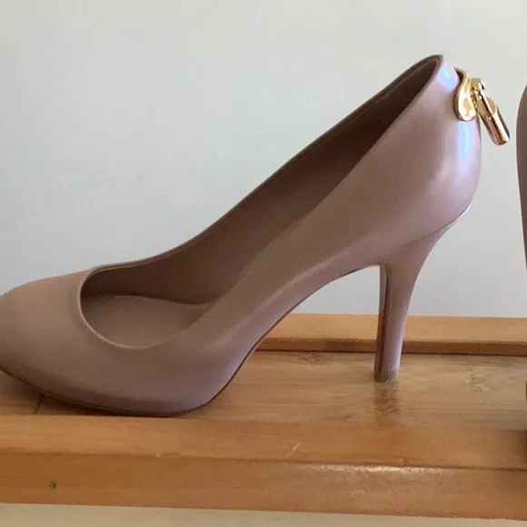 Louis Vuitton Classic Heels  &quot;OH REALLY&quot; Pumps with Padlock EUC 37