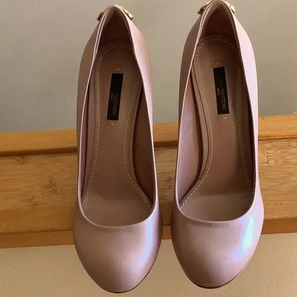 Louis Vuitton Classic Heels  &quot;OH REALLY&quot; Pumps with Padlock EUC 37