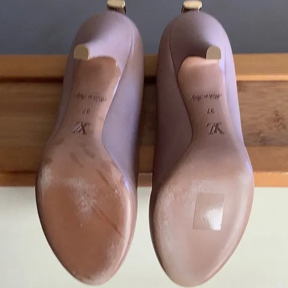 Louis Vuitton Classic Heels  &quot;OH REALLY&quot; Pumps with Padlock EUC 37