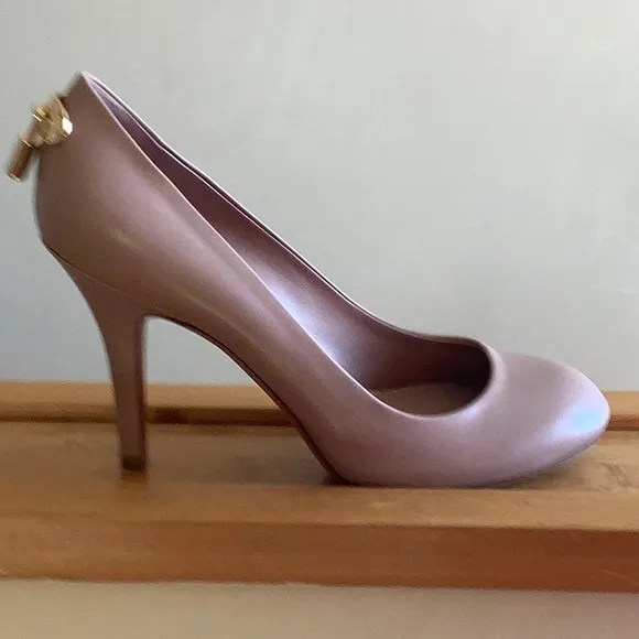 Louis Vuitton Classic Heels  &quot;OH REALLY&quot; Pumps with Padlock EUC 37