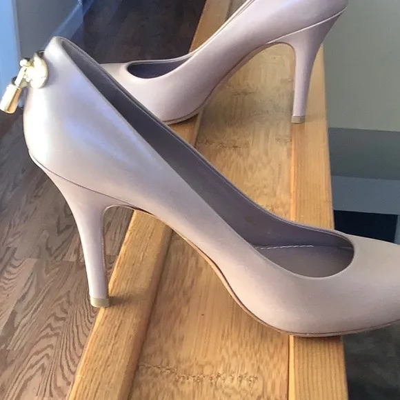 Louis Vuitton Classic Heels  &quot;OH REALLY&quot; Pumps with Padlock EUC 37