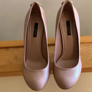 Louis Vuitton Classic Heels  &quot;OH REALLY&quot; Pumps with Padlock EUC 37