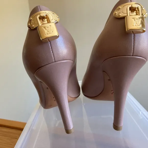Louis Vuitton Classic Heels  &quot;OH REALLY&quot; Pumps with Padlock EUC 37