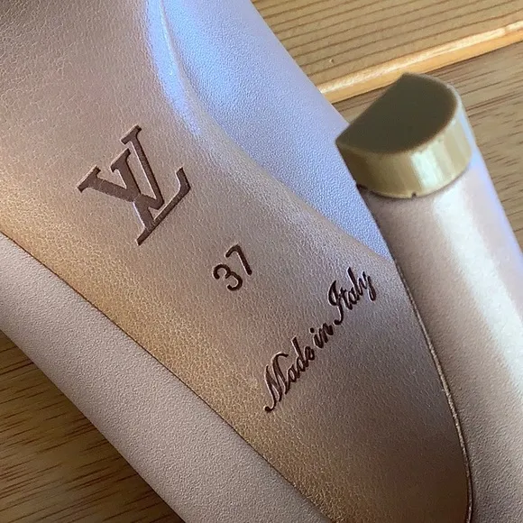 Louis Vuitton Classic Heels  &quot;OH REALLY&quot; Pumps with Padlock EUC 37