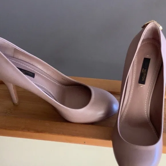 Louis Vuitton Classic Heels  &quot;OH REALLY&quot; Pumps with Padlock EUC 37