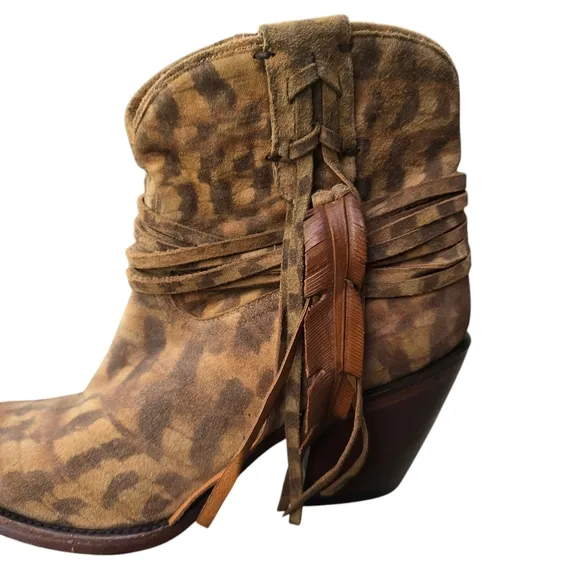 Lucchese Robyn Feather Boots, Size 7.5B
