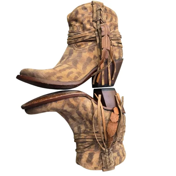 Lucchese Robyn Feather Boots, Size 7.5B