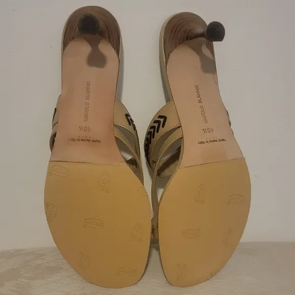MANOLO BLAHNIK 2-TONE BROWN LEATHER,KITTEN HEEL SANDALS WITH WOVEN DETAILING.
