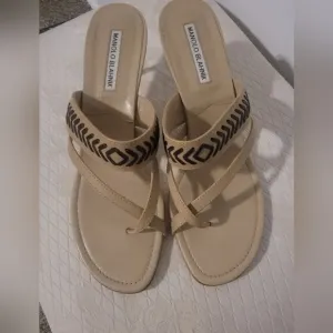 MANOLO BLAHNIK 2-TONE BROWN LEATHER,KITTEN HEEL SANDALS WITH WOVEN DETAILING.