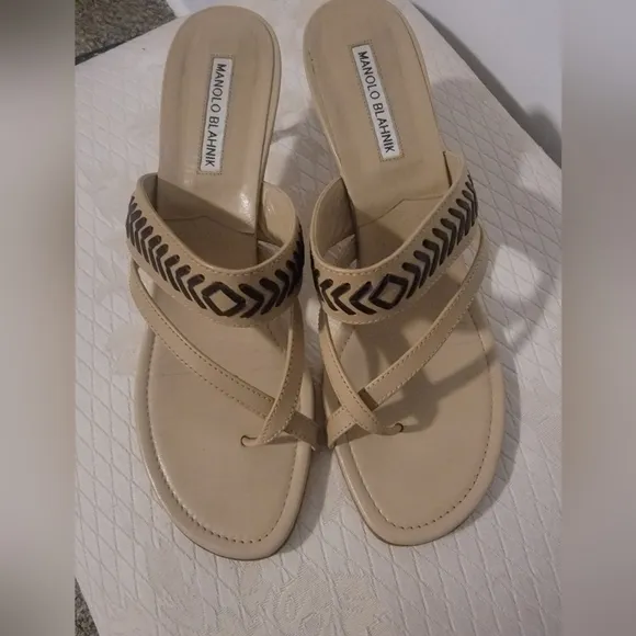 MANOLO BLAHNIK 2-TONE BROWN LEATHER,KITTEN HEEL SANDALS WITH WOVEN DETAILING.