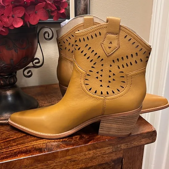 Marc Fisher LTD Elyma Leather Bootie in Medium Natural, Size 7M, NIB