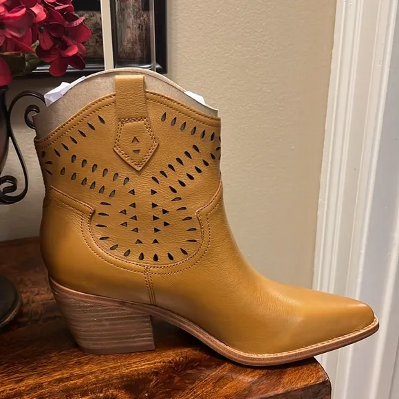 Marc Fisher LTD Elyma Leather Bootie in Medium Natural, Size 7M, NIB