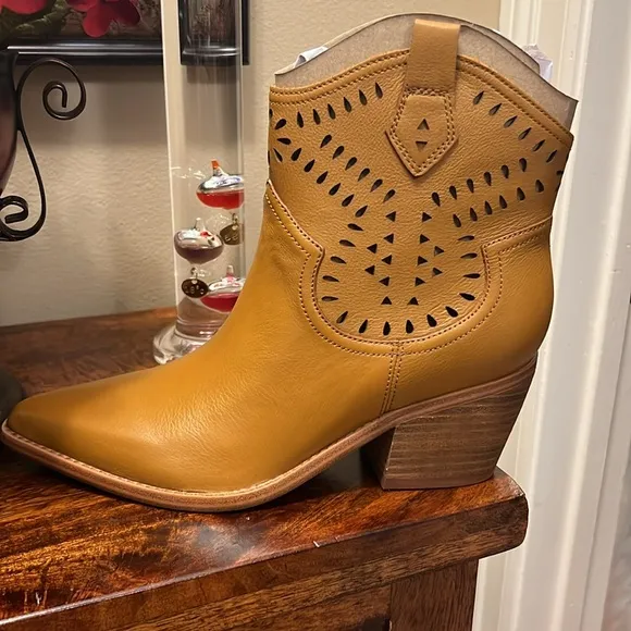 Marc Fisher LTD Elyma Leather Bootie in Medium Natural, Size 7M, NIB