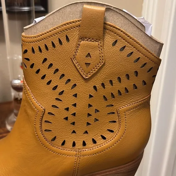 Marc Fisher LTD Elyma Leather Bootie in Medium Natural, Size 7M, NIB