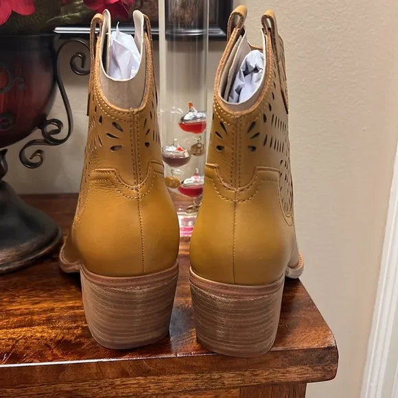 Marc Fisher LTD Elyma Leather Bootie in Medium Natural, Size 7M, NIB
