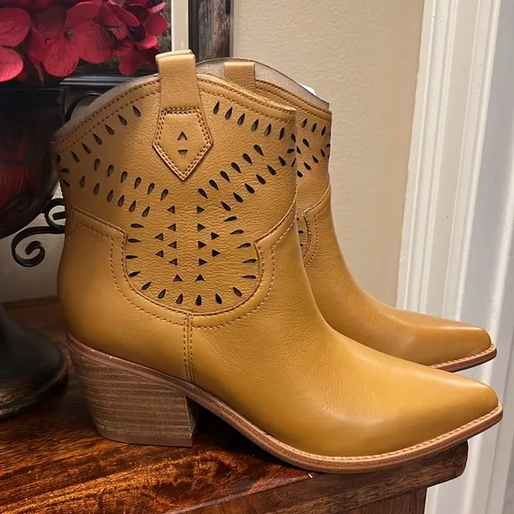 Marc Fisher LTD Elyma Leather Bootie in Medium Natural, Size 7M, NIB