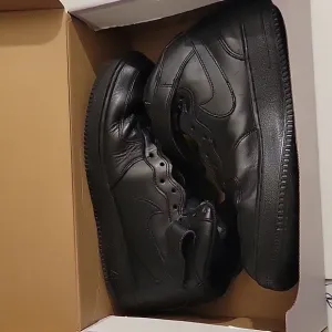 Mens High Top Black Air forces Size 10.5