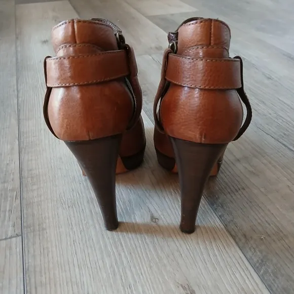 Moschino Cheap and Chic Leather Boots. Made in Italy. Size 8