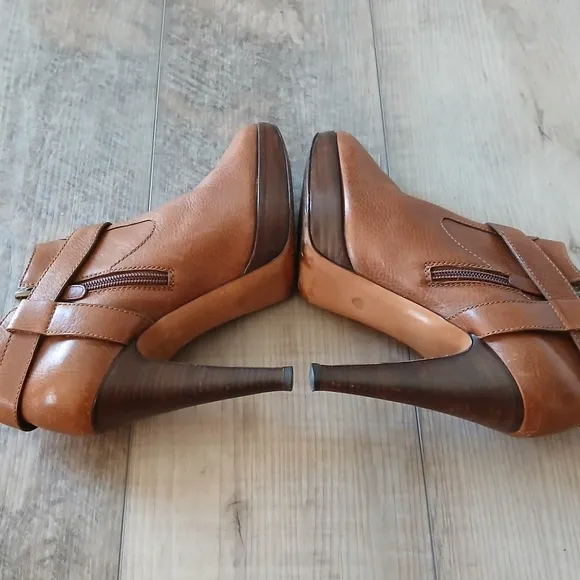 Moschino Cheap and Chic Leather Boots. Made in Italy. Size 8