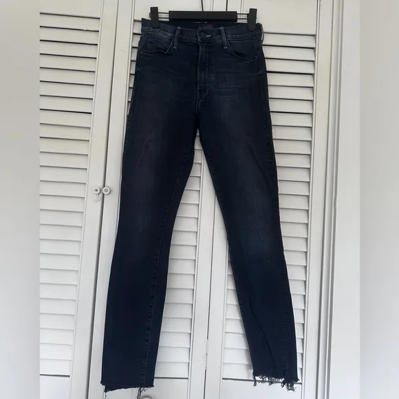 MOTHER Women’s 25 Stunner Zip Ankle Step Fray Jeans Dark Wash Distressed Hem