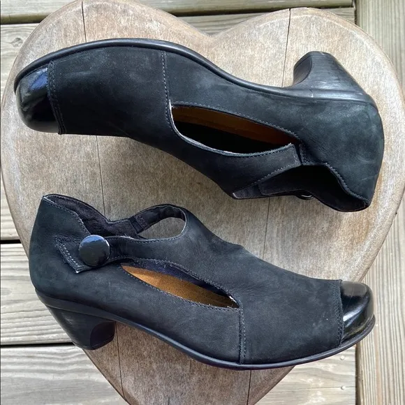 Naot Radical Black Nubuck Patent Leather Cap Toe T-Strap Shoes Women's Size 8