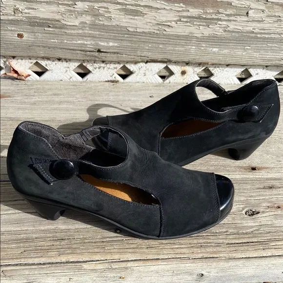 Naot Radical Black Nubuck Patent Leather Cap Toe T-Strap Shoes Women's Size 8