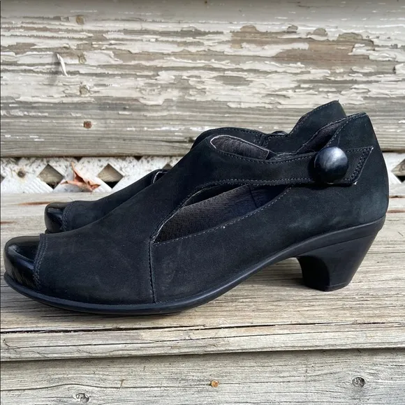 Naot Radical Black Nubuck Patent Leather Cap Toe T-Strap Shoes Women's Size 8