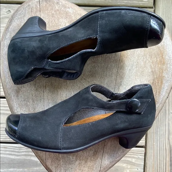 Naot Radical Black Nubuck Patent Leather Cap Toe T-Strap Shoes Women's Size 8