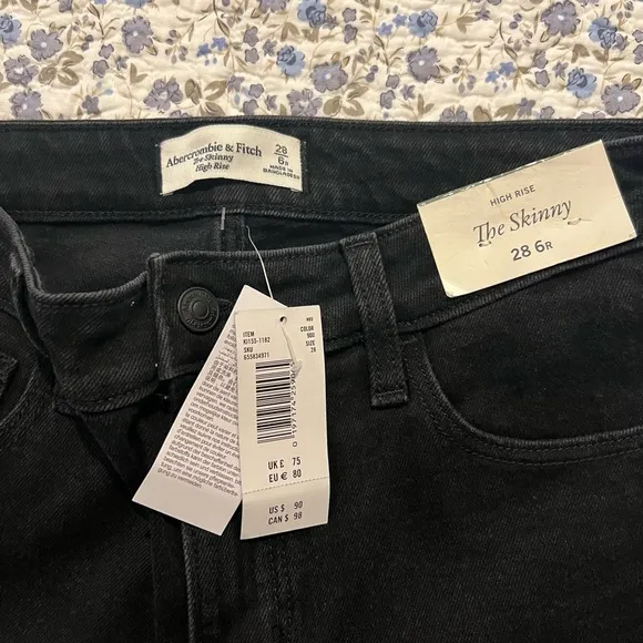 NEW Abercrombie &amp; Fitch High Rise Skinny Jean in Black (Size 28/6R)