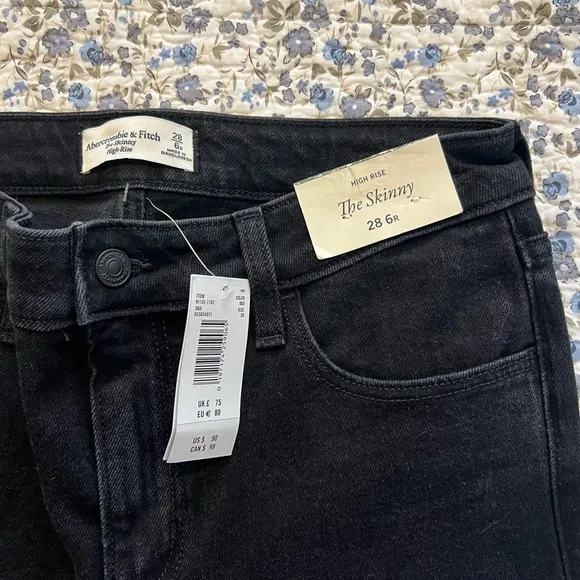 NEW Abercrombie &amp; Fitch High Rise Skinny Jean in Black (Size 28/6R)